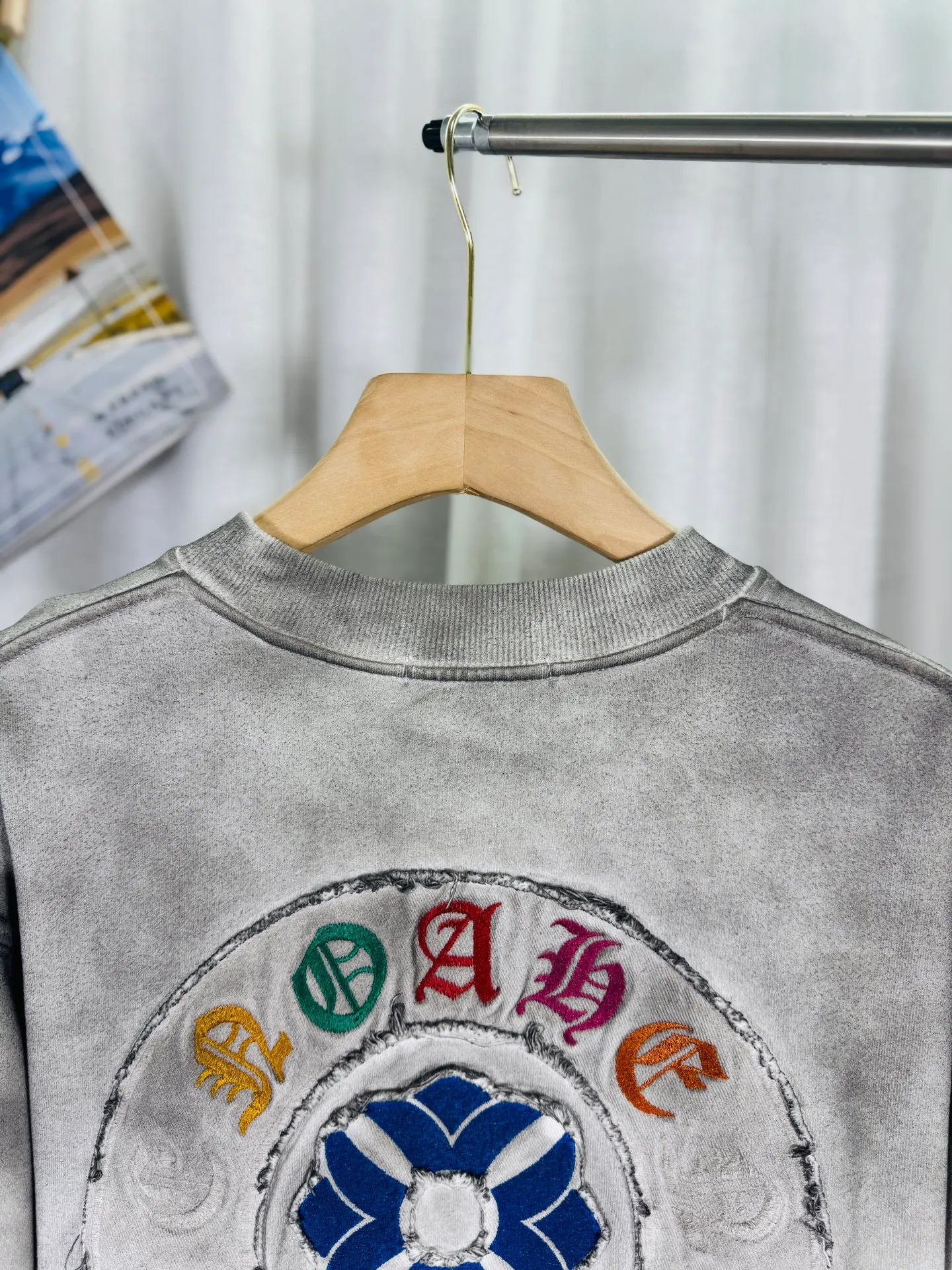 P270 top version, real shot without P, ​​different from market currency) 𝗖𝗵𝗿𝗼𝗺𝗲 𝗛𝗲𝗮𝗿𝘁𝘀/Cro Heart 2025 washed patch embroidery autumn and winter new original single counter American laser burnt 3D three-dimensional color embroidered couple casual sweatshirt 👑The highest version! Customized fabric 430g tripe terry fabric! American acid-washed and distressed original fabric laser burnt ✟appliqué embroidery and exquisite embroidery of letters! The best-selling model in the counter, very comfortable to wear. Accessories: original molded and authenticated collar label➕100% silk wash label. Genuine purchase-grade original hangtag➕matching hanging rope➕3D hanging beads➕original packaging bag. Craftsmanship: The original version has consistent wiring! The highest version of the armhole matching technique! Color: White Black Size: S M L XL Style No.: 9324